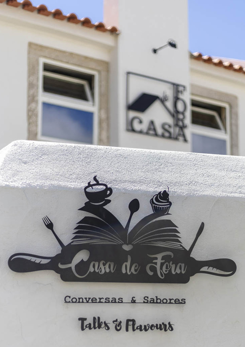 Casa de Fora, an inspiring space of flavors and stories, in the heart of the village of Azóia, Sintra, on the way to Cabo da Roca.